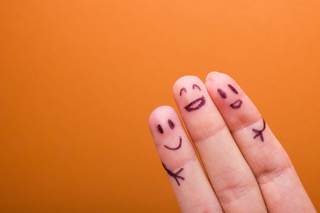 three smiling fingers that are very happy to be friends